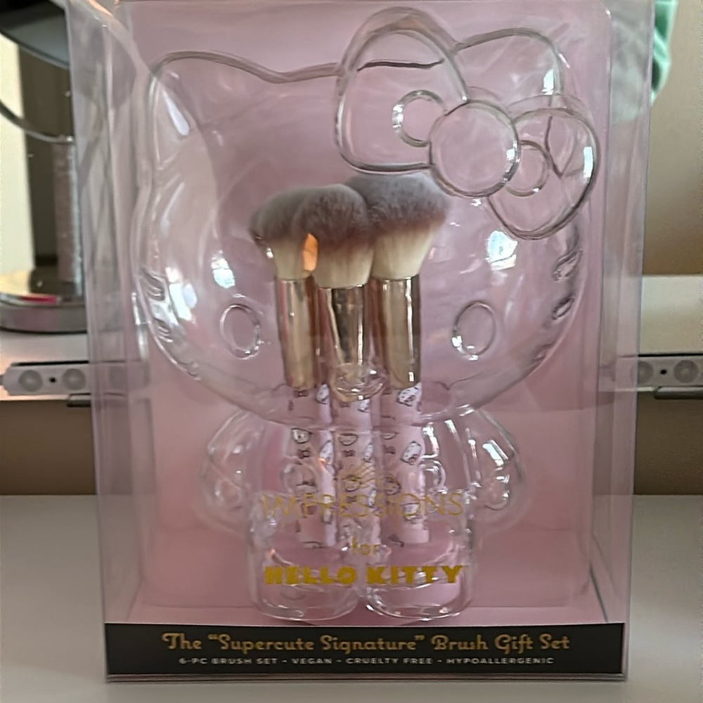 Hello kitty makeup brushes